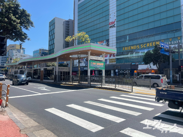 제주시 서광로 구간에 설치된 섬식정류장. 이인 기자 