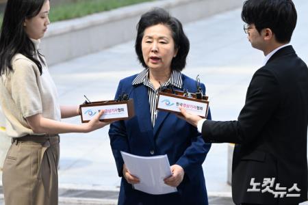 검찰 조사 출석하는 김영선 전 의원