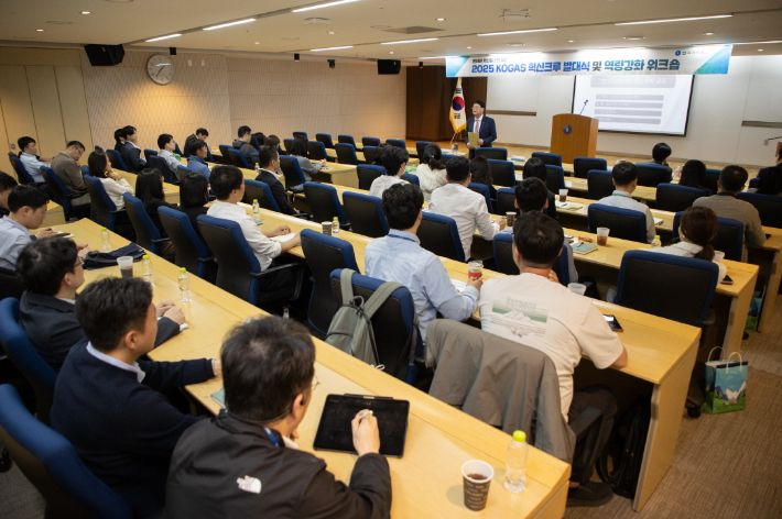 가스공사 직원들이 혁신크루 발대식에 참여해 설명을 듣고 있다. 가스공사 제공 