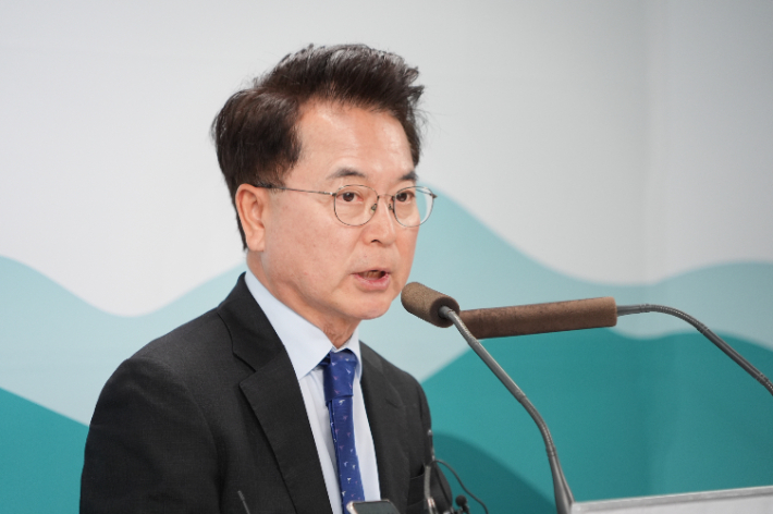 육동한 춘천시장은  최근 신규 업체와의 공정 경쟁을 통한 참여 확대를 목적으로 심사 기준을 변경한 것에 대해 "시민 관점에서 효율화를 이루고, 시민들이 더 나은 서비스를 누릴 수 있도록 하기 위한 과정이며, 시정 운영의 필수적인 조치다"고 전했다.  춘천시 제공