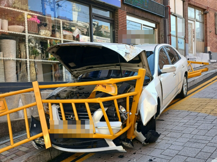 지난해 11월 부산 동구 범일동의 한 스쿨존에서 50대 여성이 몰던 승용차가 인도를 덮친 모습. 부산경찰청 제공 