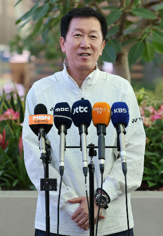 지난 24일 인천국제공항 2터미널에서 배드민턴 국가대표팀 박주봉 감독이 세계혼합단체선수권대회(수디르만컵) 출전을 위해 출국에 앞서 취재진의 질문에 답하고 있다. 연합뉴스