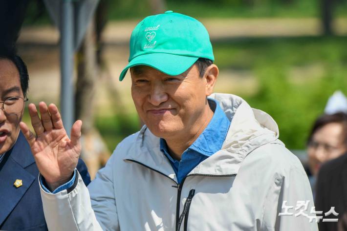 시민들과 인사하는 오세훈 서울시장