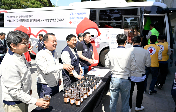현대자동차 노사는 29일 울산공장 본관 식당 앞에서 노사 합동 헌혈 캠페인을 진행했다. 이동석 현대차 대표이사와 문용문 금속노조 현대차지부장이 헌혈 참여를 독려하고 있다. 현대차 제공