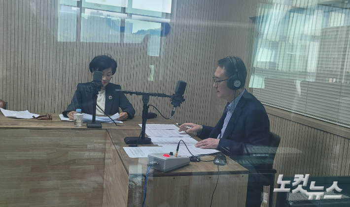 조경순 인구보건복지협회 충북세종지회 지회장(왼쪽)과 김종현 앵커. 충북CBS