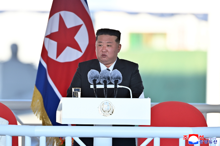 북한 김정은 국무위원장이 지난 25일 남포조선소에서 열린 5,000t급 신형다목적구축함 '최현호' 진수식에 참석해 연설하고 있다. 연합뉴스