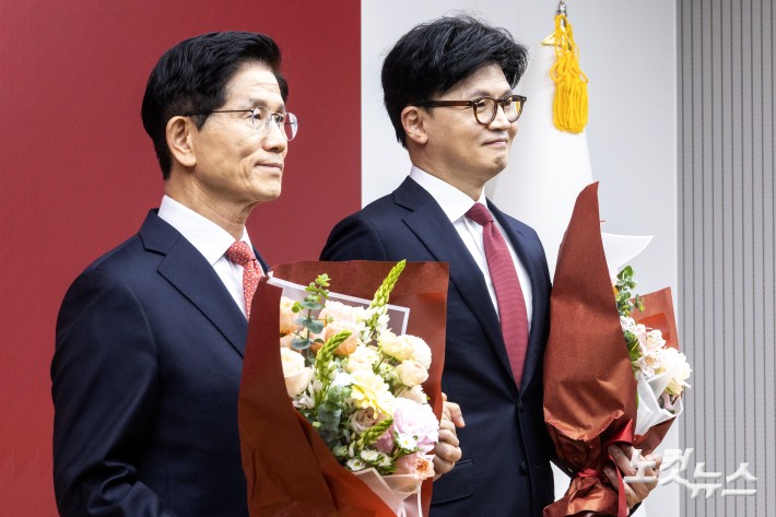 김문수, 한동훈 후보가 제21대 대통령후보자 국민의힘 3차 경선 진출자로 확정된 29일 오후 서울 여의도 국민의힘 중앙당사에서 꽃다발을 들고 기념촬영을 하고 있다. 2025.04.29.