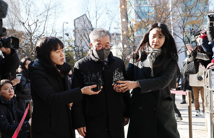 자본시장법 위반 혐의 등으로 구속영장이 청구된 장하원 디스커버리자산운용 대표가 지난 2023년 11월 24일 오후 서울 양천구 서울남부지법에서 열린 구속 전 피의자심문에 출석하고 있다. 연합뉴스