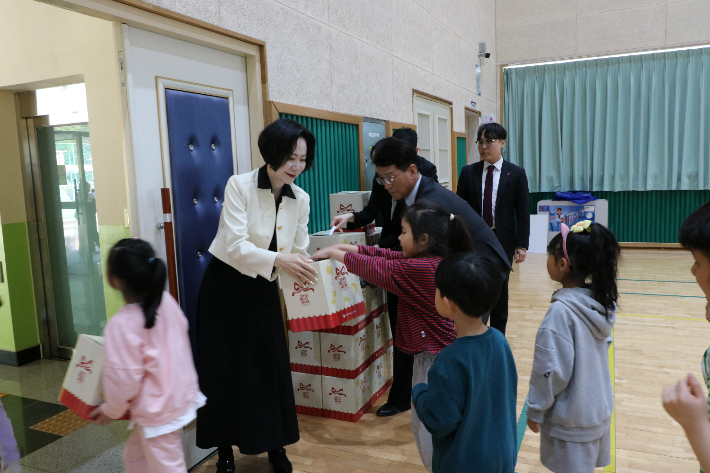 장혜선 롯데삼동복지재단 이사장과 재단 관계자 등 10여 명은 29일 삼동초 학생들에게 과자 선물 꾸러미을 전달했다. 울산광역시교육청 제공