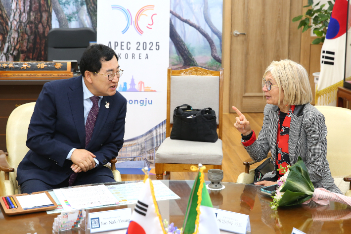 에밀리아 가토 주한 이탈리아대사가 경주시를 찾아 주낙영 시장과 환담을 나누고 있다. 경주시 제공