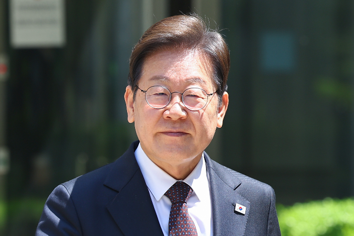 더불어민주당 이재명 대선 후보가 29일 서울 서초구 서울중앙지방법원에서 열린 '대장동 배임∙성남FC 뇌물' 1심 속행 공판이 끝난 뒤 법원을 나서고 있다. 연합뉴스