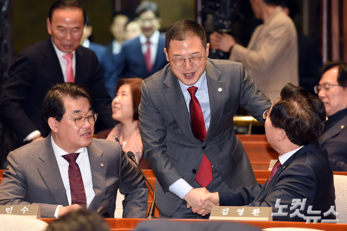 국민의힘 김상욱 의원이 11일 서울 여의도 국회에서 열린 의원총회에 참석해 의원들과 인사를 하고 있다. 윤창원 기자