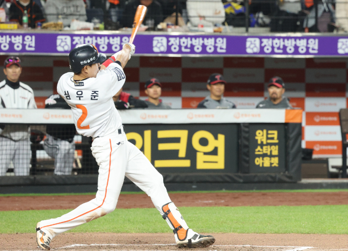 29일 대전 한화생명 볼파크에서 열린 2025 신한 SOL 뱅크 KBO 리그 한화이글스와 LG 트윈스의 경기. 4회말 2사 한화 심우준이 역전포를 쏘아 올리고 있다. 연합뉴스