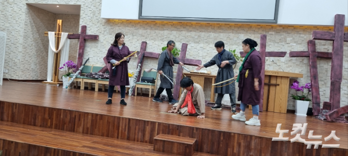 청주신성교회 연극팀 연습장면. 최영실 아나운서