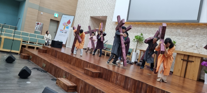 청주신성교회 연극팀 연습장면. 최영실 아나운서