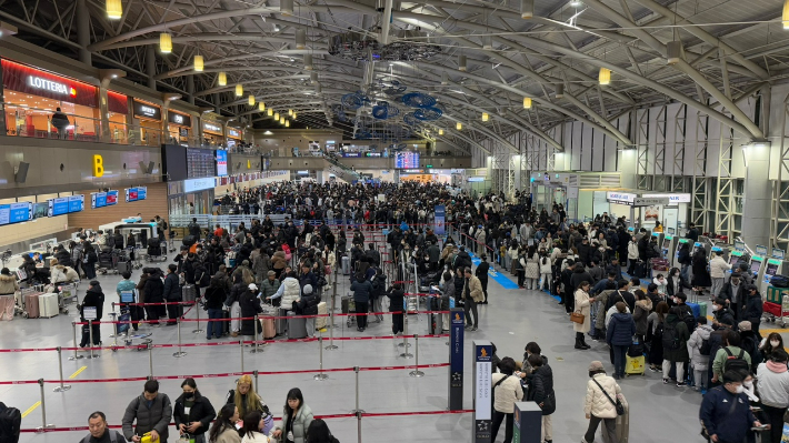 지난 1월 김해공항 국제선 출국장에 이용객이 몰려 극심한 혼잡을 빚고 있다. 독자 제공