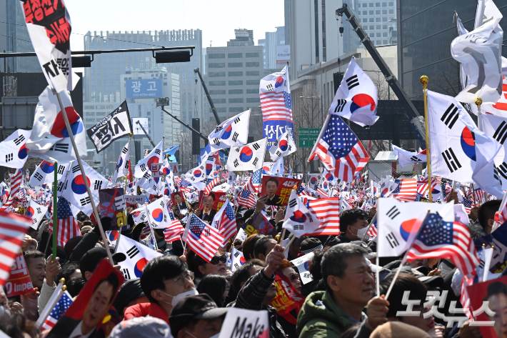 김세윤 교수는 "한국교회는 복음을 소소한 경건주의적 문제들이나 다루는 율법주의로 왜곡했다'며 "심지어는 포괄적인 해방의 복음을, 구약 몇 구절들에 호소하며 도리어 차별과 억압과 착취를 정당화하는 데 오용하기도 했고, 지금도 더러 그렇게 하고 있다"고 비판했다. 