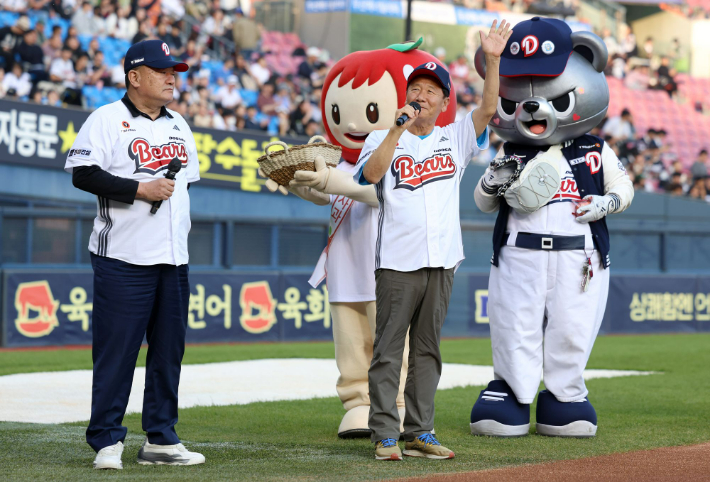 29일 kt-두산 경기 시구를 맡은 박현국 봉화군수(오른쪽), 시타자 권영준 봉화군의회 의장. 두산