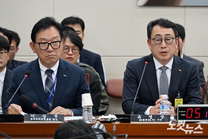 유영상 SK텔레콤 대표이사가 30일 서울 여의도 국회에서 열린 과학기술정보방송통신위원회의 방송통신 분야 청문회에서 의원 질의에 답변을 하고 있다. (왼쪽 이상중 한국인터넷진흥원 원장)