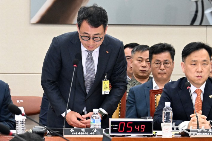 유영상 SK텔레콤 대표이사가 30일 서울 여의도 국회에서 열린 과학기술정보방송통신위원회의 방송통신 분야 청문회에서 유심 해킹 사태와 관련 사과를 하고 있다.