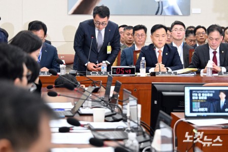 유영상 SK텔레콤 대표이사가 30일 서울 여의도 국회에서 열린 과학기술정보방송통신위원회의 방송통신 분야 청문회에서 유심 해킹 사태와 관련 사과를 하고 있다.