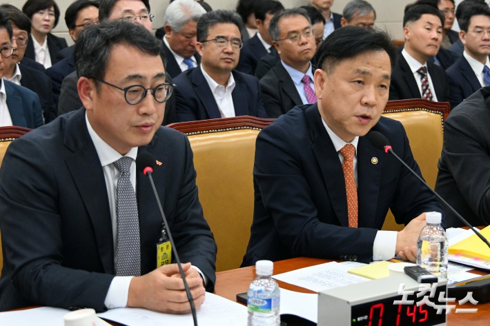 강도현 과학기술정보통신부 제2차관이 30일 서울 여의도 국회에서 열린 과학기술정보방송통신위원회의 방송통신 분야 청문회에서 의원 질의에 답변을 하고 있다. (왼쪽 유영상 SK텔레콤 대표이사)