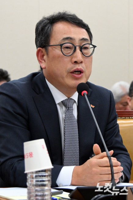 유영상 SK텔레콤 대표이사가 30일 서울 여의도 국회에서 열린 과학기술정보방송통신위원회의 방송통신 분야 청문회에서 의원 질의에 답변을 하고 있다.