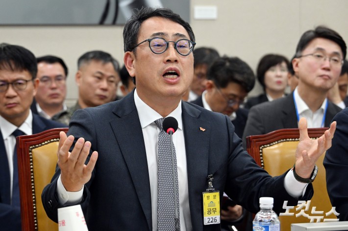 유영상 SK텔레콤 대표이사가 30일 서울 여의도 국회에서 열린 과학기술정보방송통신위원회의 방송통신 분야 청문회에서 의원 질의에 답변을 하고 있다.