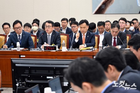 유영상 SK텔레콤 대표이사가 30일 서울 여의도 국회에서 열린 과학기술정보방송통신위원회의 방송통신 분야 청문회에서 의원 질의에 답변을 하고 있다.