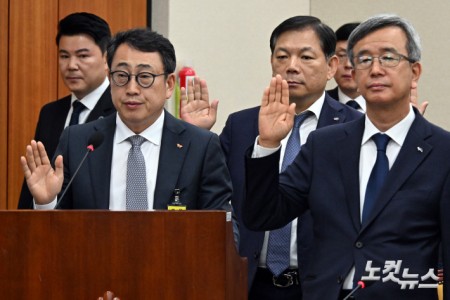 유영상 SK텔레콤 대표이사가 30일 서울 여의도 국회에서 열린 과학기술정보방송통신위원회의 방송통신 분야 청문회에 출석해 증인선서를 하고 있다.