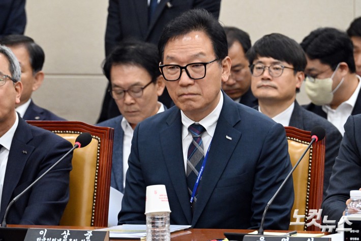 이상중 한국인터넷진흥원 원장이 30일 서울 여의도 국회에서 열린 과학기술정보방송통신위원회의 방송통신 분야 청문회에 출석하고 있다.