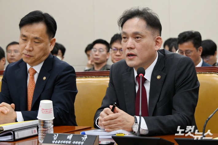 김태규 방송통신위원회 부위원장이 30일 서울 여의도 국회에서 열린 과학기술정보방송통신위원회의 방송통신 분야 청문회에서 의원 질의에 답변을 하고 있다.
