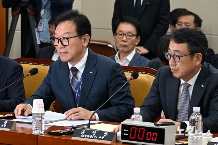 이상중 한국인터넷진흥원 원장이 30일 서울 여의도 국회에서 열린 과학기술정보방송통신위원회의 방송통신 분야 청문회에서 의원 질의에 출석해 의원 질의에 답변을 하고 있다.