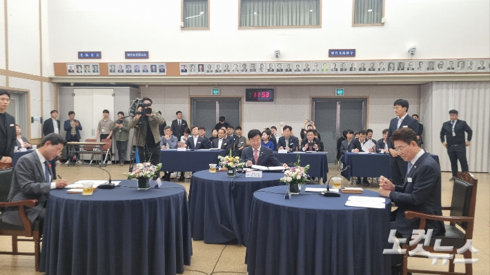 정기명 여수시장, 정인화 광양시장, 노관규 순천시장이 공동선언문에 서명하고 있다. 박사라 기자 