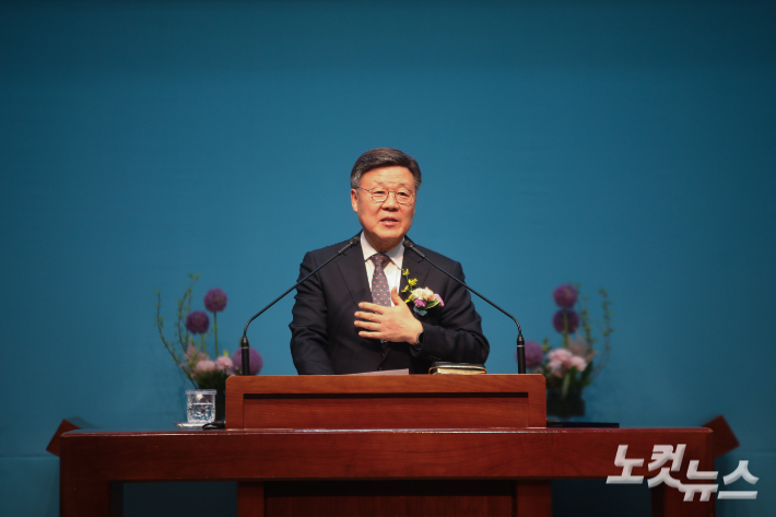 청북교회 박재필 목사가 축사를 전하고 있다.
