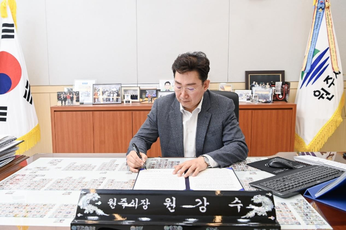 '혁신도시 발전과 지역 균형발전을 촉구하는 공동 건의문 채택을 위한 비대면 서명식'에 동참한 원강수 원주시장. 원주시 제공 