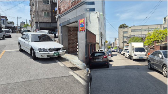 지난 27일 전북 익산시 창인동 신천지 익산교회 인근. 모퉁이에 주차된 차와 주차구역이 아닌 곳에 주차된 차들이 통행을 방해하고 있다. 심동훈 기자