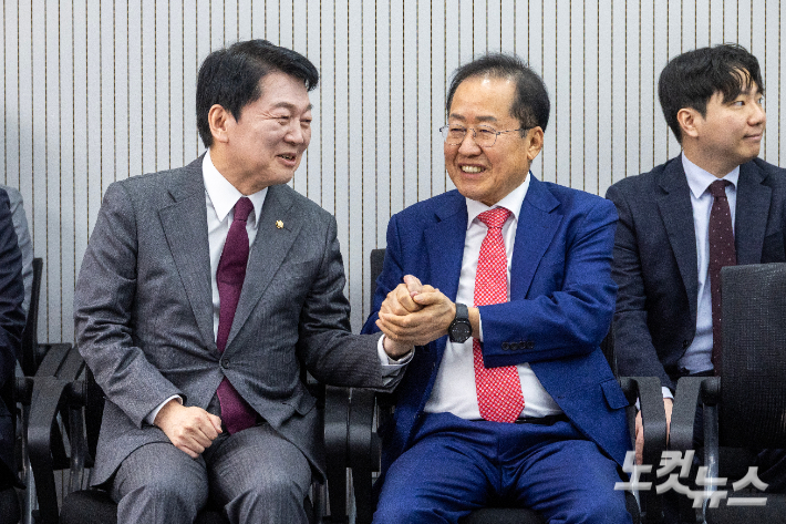 제21대 대통령후보자 국민의힘 3차 경선 진출자를 발표하는 29일 오후 서울 여의도 국민의힘 중앙당사에서 안철수, 홍준표 후보가 대화하고 있다. 윤창원 기자