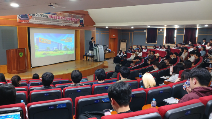 경희대학교 김태용 교수가  30일 상지대학교 학술정보원에서 인공지능을 활용한 사회과학 연구방법을 중심으로 강의를 했다. 상지대 제공 
