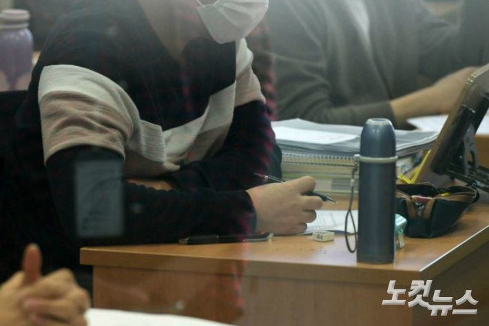 학생들이 디지털 교과서로 수업을 듣고 있다. 이한형 기자