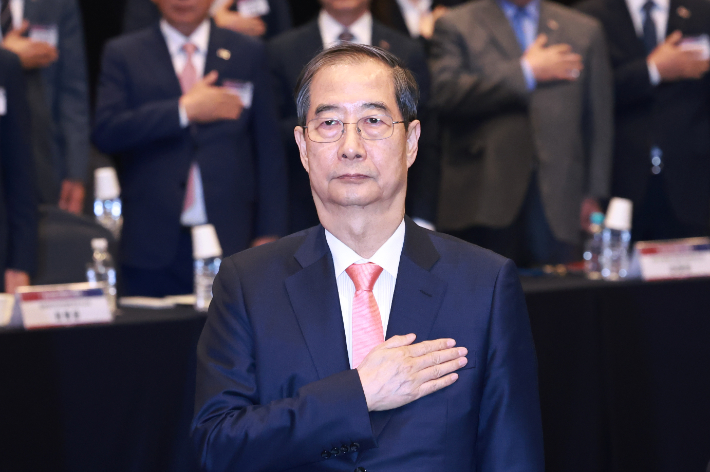 중기 규제혁신 현장 소통 간담회 참석한 한덕수 권한대행     (서울=연합뉴스) 홍해인 기자 = 한덕수 대통령 권한대행 국무총리가 30일 서울 여의도 중소기업중앙회에서 열린 '중소기업 규제혁신 현장 소통 간담회'에서 국기에 경례하고 있다. 2025.4.30     hihong@yna.co.kr (끝)   <저작권자(c) 연합뉴스, 무단 전재-재배포, AI 학습 및 활용 금지> 연합뉴스