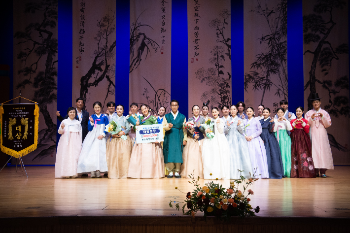 제9회 글로벌 시니어 춘향 선발대회가 30일 남원춘향문화예술회관 대강당에서 500여 명의 관람객이 참석한 가운데 성황리에 막을 내렸다. 남원시 제공