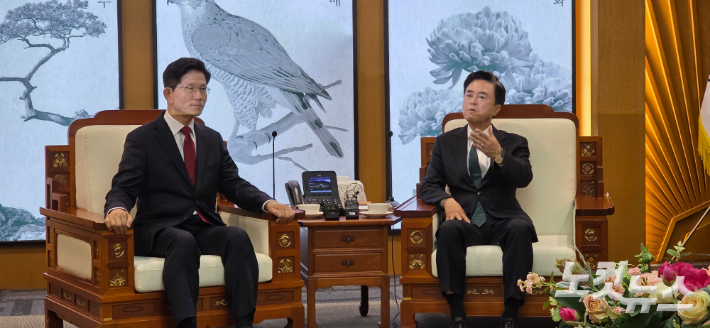 (왼쪽부터) 김문수 후보, 김태흠 충남지사. 김정남 기자