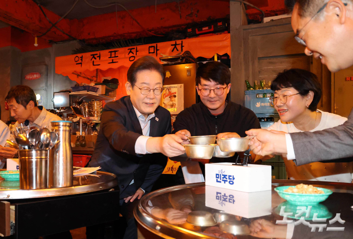 이재명 더불어민주당 대선후보가 1일 서울 종로 한 음식점에서 '민생시리즈2' 비전형 노동자 간담회를 하고 있다. 황진환 기자