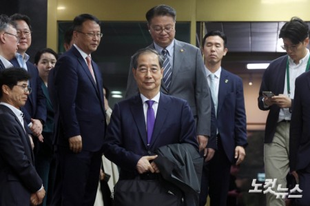 사퇴 표명 후 떠나는 한덕수 권한대행