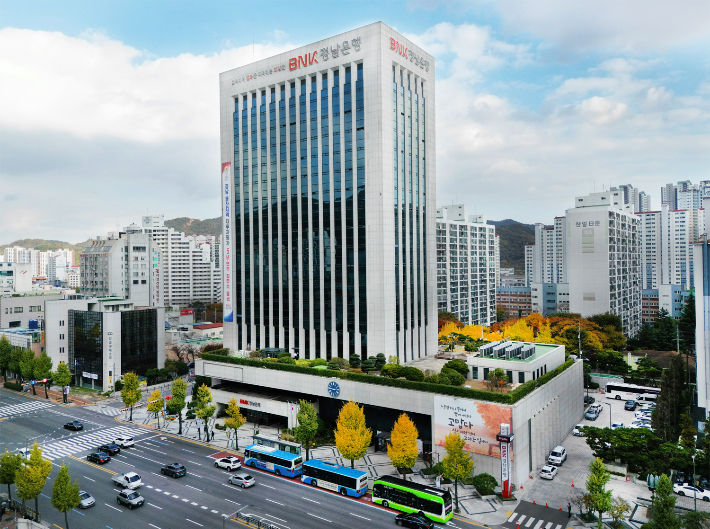BNK경남은행 본점 전경. 경남은행 제공 