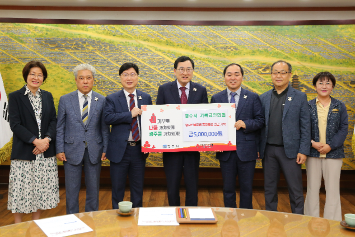 경주시기독교연합회 손성진 목사가 주낙영 경주시장에게 산불피해 이재민을 위한 성금을 기탁하고 있다. 경주시 제공