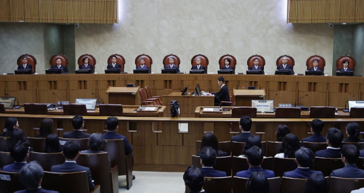 대선 한 달 앞둔 시점에 대법원은 왜…美 연방대법원 사례까지