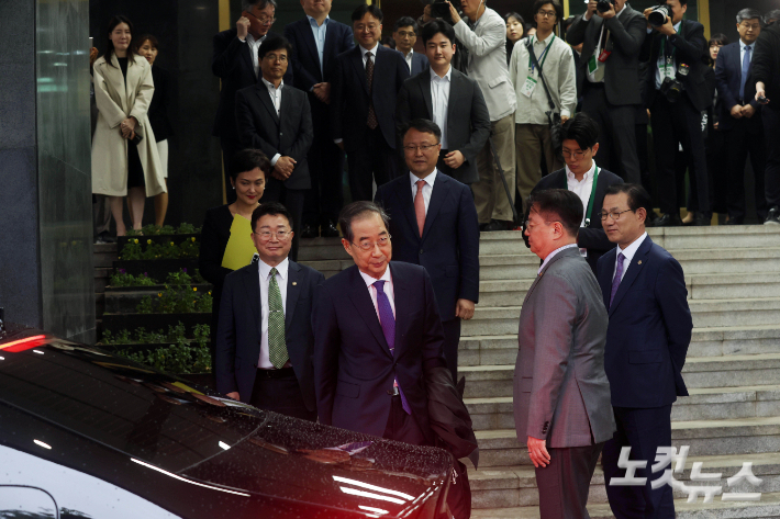 한덕수 대통령 권한대행 겸 국무총리가 1일 오후 서울 종로구 정부서울청사에서 대국민담화를 통해 사퇴를 표명한 뒤 청사를 나서고 있다. 황진환 기자
