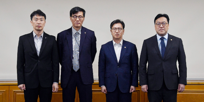 2일 오전 서울 중구 은행회관에서 열린 '거시경제·금융현안 간담회' 참석자들이 기념사진을 촬영하고 있다. 왼쪽부터 이복현 금융감독원장, 이창용 한국은행 총재, 김범석 부총리 겸 기획재정부 장관 직무대행, 김병환 금융위원장. 기재부 제공